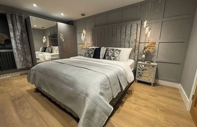 Sheffield-apartment-sleeps4-parking-hottub - Photo 2