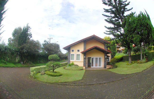 Villa ChavaMinerva Istana Bunga-Lembang - Photo 17