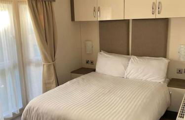 2 Bed, 2 Bath Lodge Style Caravan with Hot Tub & Private Garden at Patrington Haven Leisure Park - Foto 9