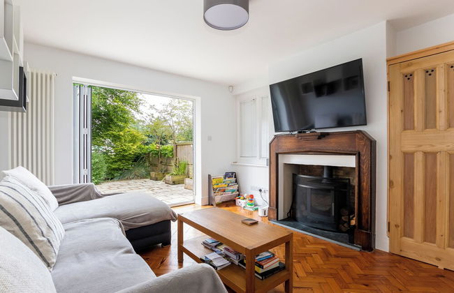 Stunning 5 Bed in the Centre of Bourton - Photo 12