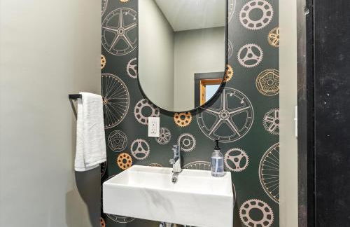 The Log Haus, a newly renovated lakefront cabin close to the trails - Foto 14