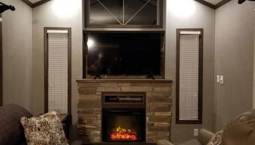 Tiny home with hammock loft BBQ and yard - Photo 2