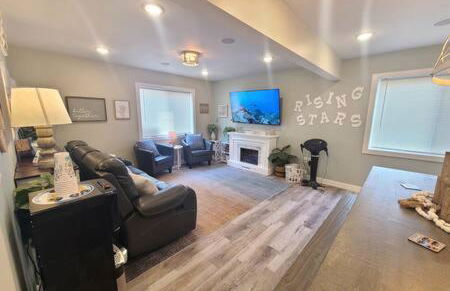 Stunning Lake Home w arcade and huge deck - Foto 31