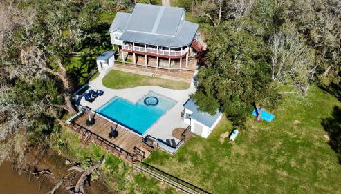 The San Bernard River waterfront provides private access to a spa, boat ramp, and jet skiing - Foto 2