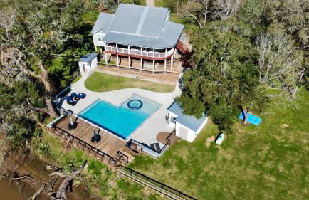 The San Bernard River waterfront provides private access to a spa, boat ramp, and jet skiing - Photo 2