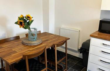 Andover Charming Three Bedroom House - Photo 7