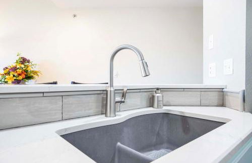 Amazing Views from Balcony, Loft & Gated Pool - Foto 15