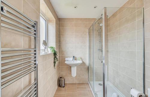 Detached 4 Bedroom 2 Bathroom House - Driveway Parking, Fast WiFi and Smart TV by Yoko Property - Foto 5