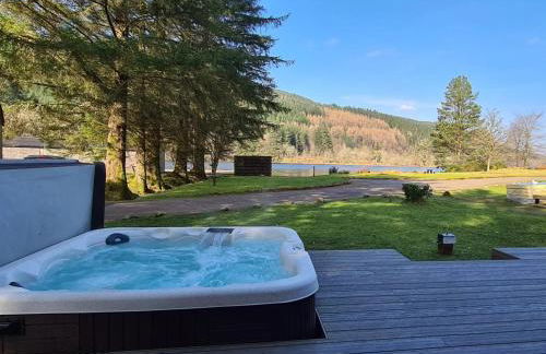 Bonnie Lodge-Lochside Location with Hot Tub - Photo 4