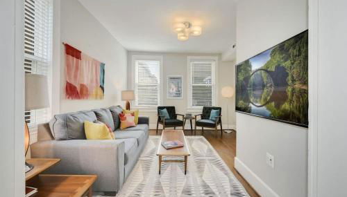 Mid-Century Townhome Steps from Restaurants #DCottage - Foto 3