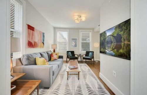 Mid-Century Townhome Steps from Restaurants #DCottage - Foto 3