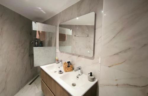 Floral Home 2 - 1st floor apt with private parking! - Photo 16