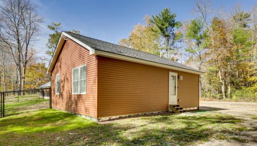 Wooded Retreat with Pet-Friendly Yard in Standish - Foto 4