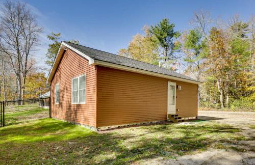 Wooded Retreat with Pet-Friendly Yard in Standish - Foto 4