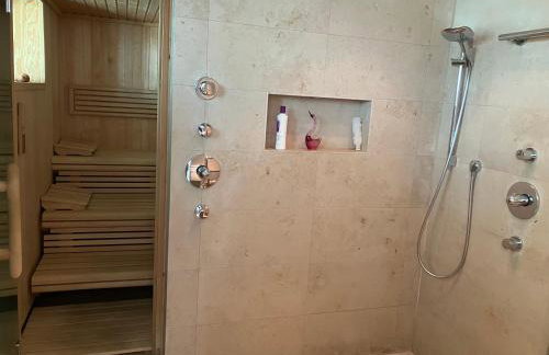 Wellness-Oase mit Wasserblick, Pool, Sauna & Fitnessbereich - Photo 3