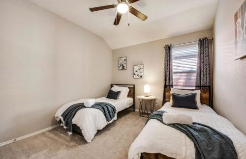 Heart of Grand Prairie 4BD with Pool & Game Room - Foto 27