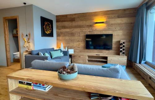 Luxury 9-Bed Apartment Steps from Ski Slopes with Parking & Ski Box - Photo 14