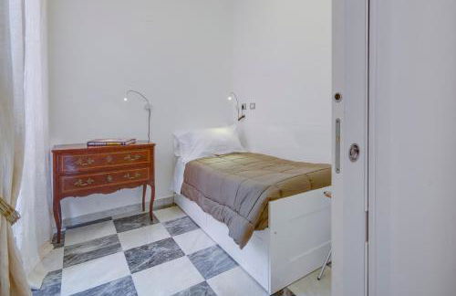 Right House - Characteristic Marina District - Photo 29