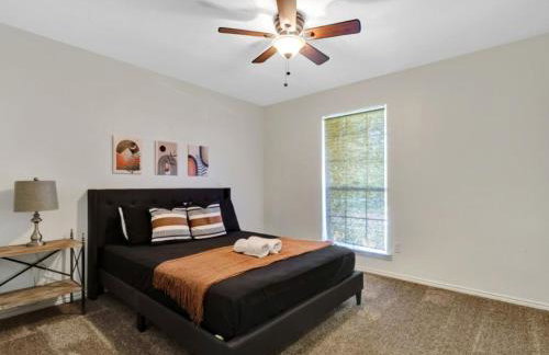 City Gem 4BR with POOL Sleeps 8 - Foto 26