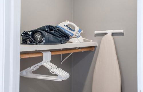 Cozy condo with yard and patio. Long-stay discount available - Foto 28