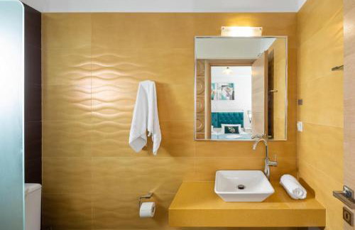 Elena Costa - Photo 24