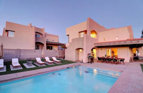 Epic 6BR with Pool, Spa and Fire Pit - Walk to Trails - Foto 10