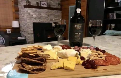 Charming Log Cabin in Tall Pines w Large Deck - Foto 16