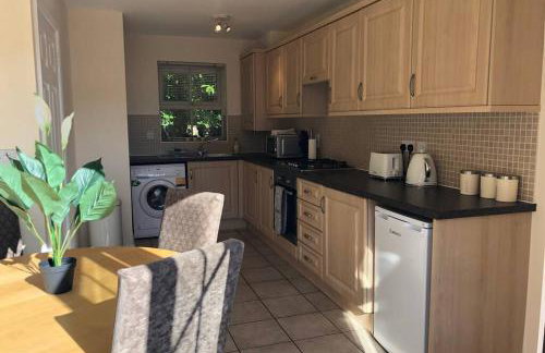 Stylish 3-Bedroom Home with Parking - Foto 26