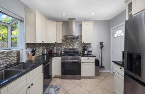 Pasadena Charming Vacation Home with Hot Jacuzzi - Photo 39