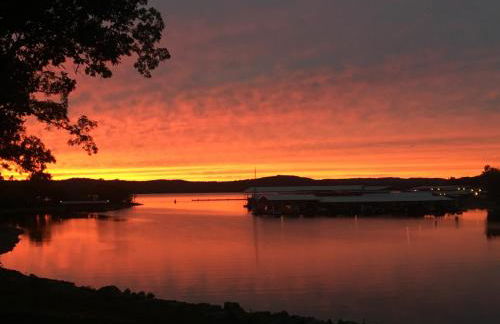 Lakefront Condo A-1 with Large Balcony - Foto 24