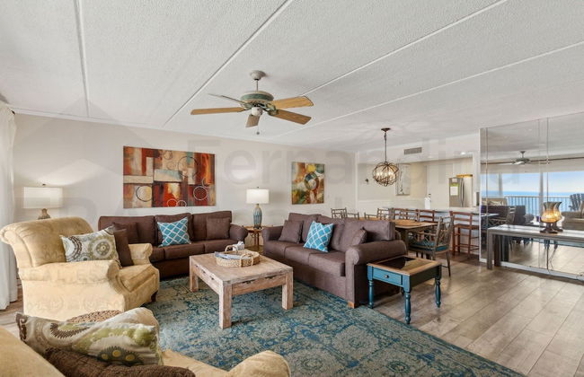 Upper Unit Condo Overlooking Both the Ocean Pier and Swimming Pool by RedAwning - Foto 15