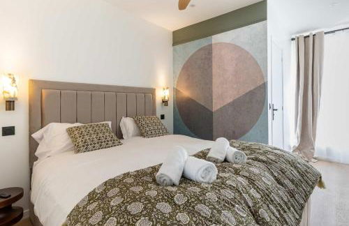 New- 8 pers devant le parc de la villette - Foto 6