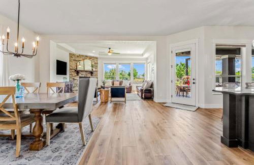 Modern 5BR Retreat with Hot Tub Cold Plunge & Park - Foto 8