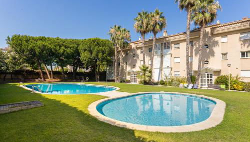 SeaBreezeHeaven - Sea View Apartment, Pool & Spacious Terrace with BBQ - 50m from Sant Pol Beach - Foto 1, Garden, sunbed, Garden view