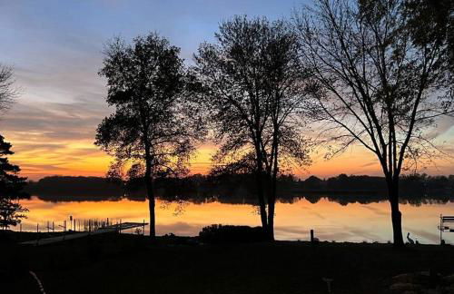 Lake Cabin; Renovated, Flat Lot, Dock, Sandy Beach, Many Games and Lake Toys! - Foto 41