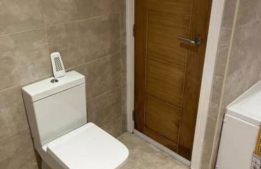 Stylish 1 Bedroom, 2 bed Basement Flat With Free Parking - Photo 18