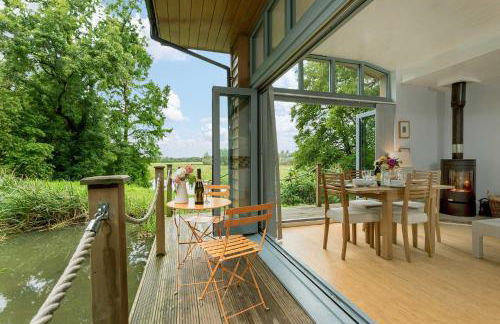 Secluded, New Forest Riverside Lodge - Photo 7