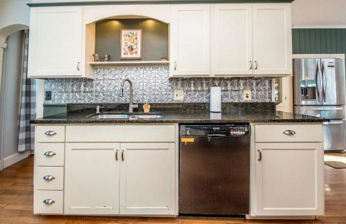 Whispering Waters Farmhouse and Wedding Barn - Foto 37