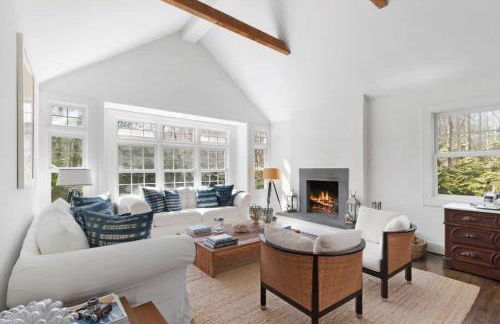 Luxury Sag Harbor Home with Heated Pool & Charm - Foto 10