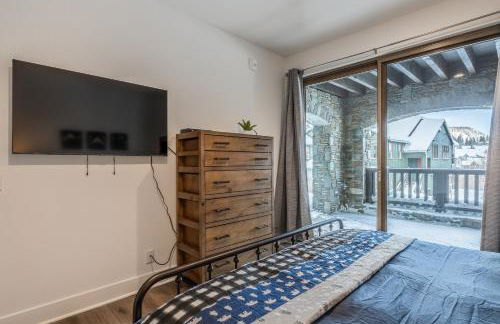 Newly Built Updated 3 Bed 2 and a half bath Creekhouse at Snowcrk Resort 1463 Amazing Mountain Views - Photo 42