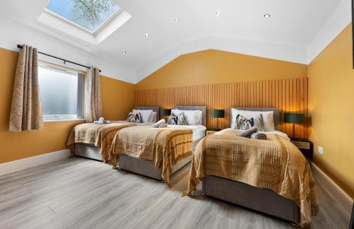 4-Bedroom Stunning Luxe, Spacious & Stylish Design House Bolton, Sleeps 11, with Parking Central Bolton, Links to Manchester, Pet-Friendly, Best For Groups! WORK CONTRACTORS SPECIAL OFFER! - by Blue Puffin Stays - Foto 1