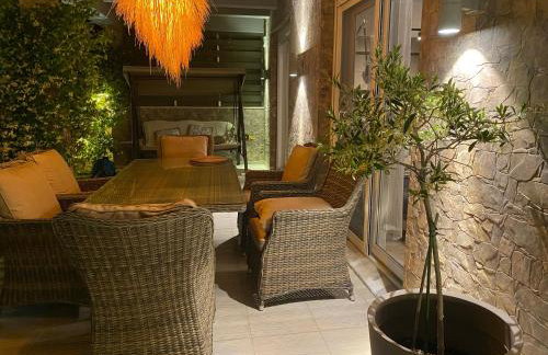 Villa ELi - Luxury Nature Getaway - Strategically located for Beach Exploration - Onsite Power for Electric Vehicle - Foto 63