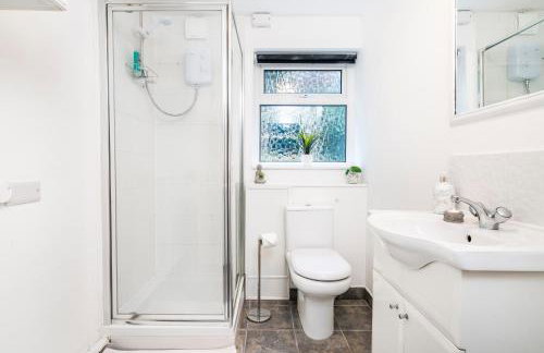 Mayflower 5-Bed Home, Contractors, Family, Harry Porter - Photo 12