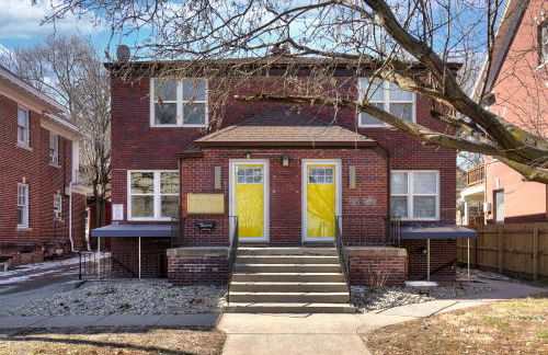 Retro Glam: Colorful Mid-Century Haven Apt 2 - Foto 11