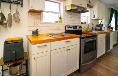 Walk Everywhere | 2-Bedroom House w/ Backyard - Foto 6