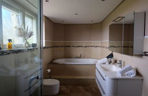 Modern dream house with private spa and gym - Foto 32