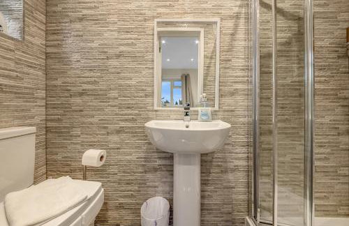 4 Bed House - Sleeps 9 - Garden - Parking - Wifi - Foto 10