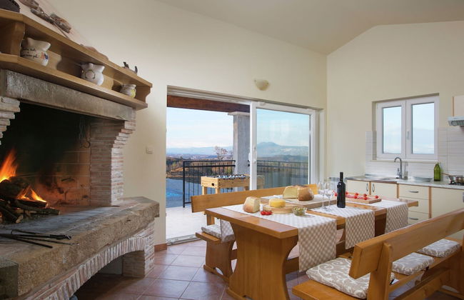 Detached Villa With Private Pool Located on Hill Overlooking Kvarner - Foto 26