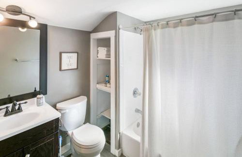 Home with Garage in DT Libertyville Near Naval Base - Foto 12