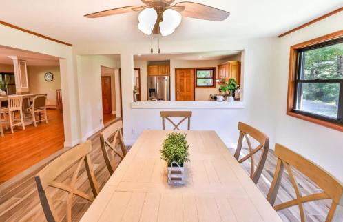 Stream-Side Atrium Home with Side Rooms & Pool Table - Foto 14